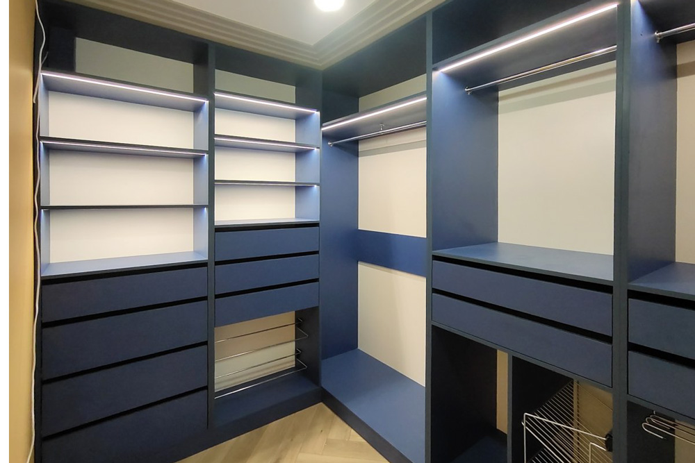 Синяя гардеробная комната